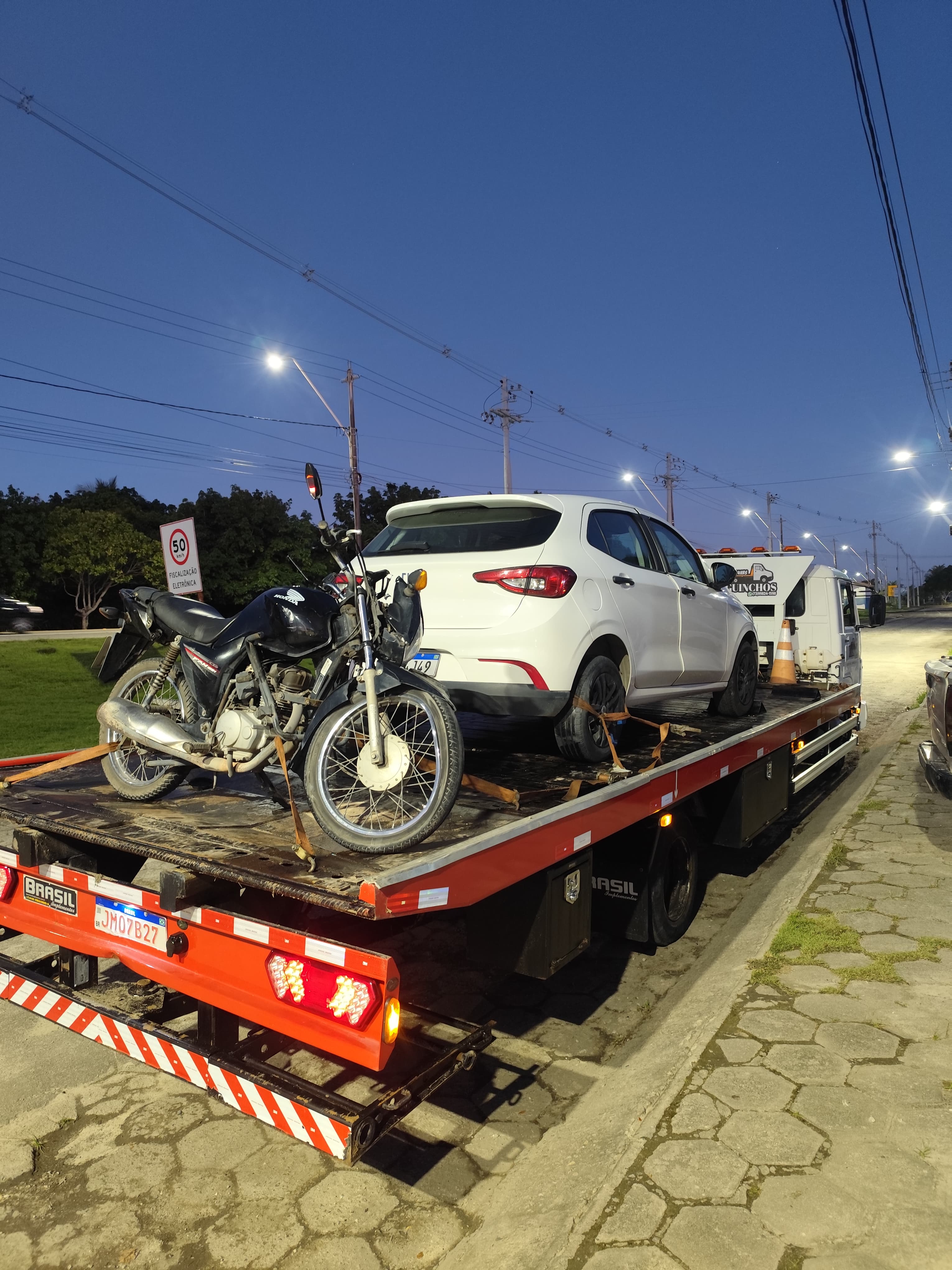 Guincho FZ transportando carro e moto