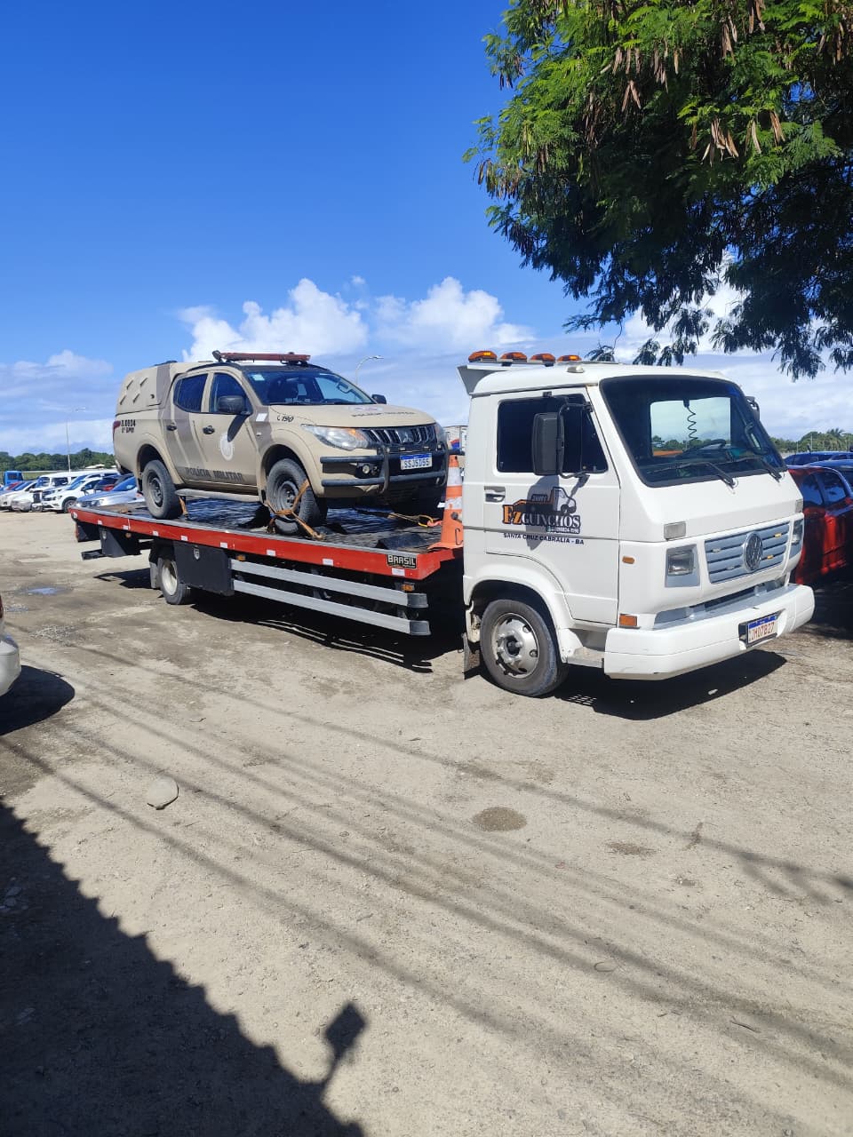 Guincho FZ transportando viatura da Polícia Militar durante o dia