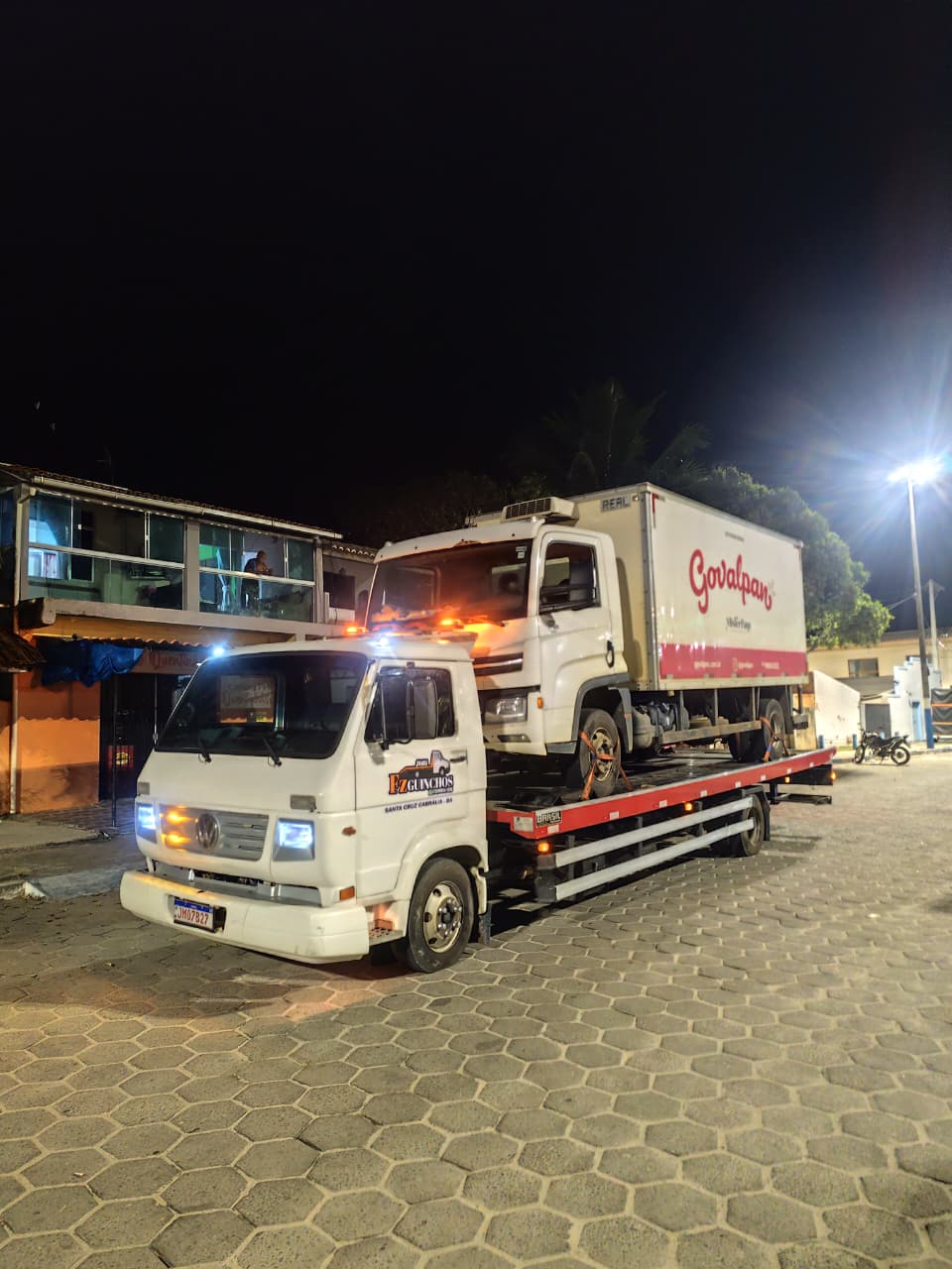 Guincho FZ transportando caminhão à noite