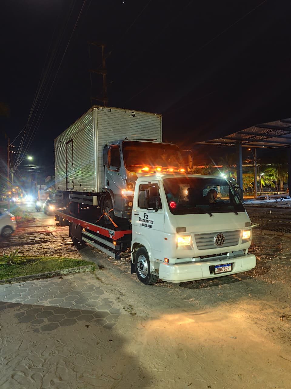 Atendimento noturno da FZ Guinchos transportando caminhão
